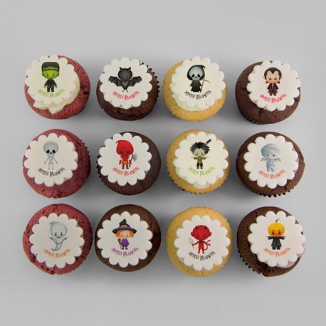 Les cupcakes d'Halloween à motifs d'enfants costumés 