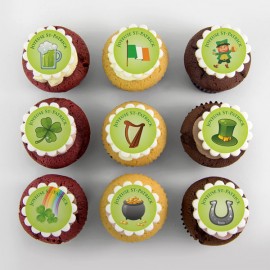 Les cupcakes à motifs de St-Patrick - fond vert