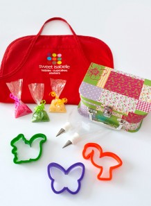 Combo, tablier pour enfant et trousse de décoration de biscuits 