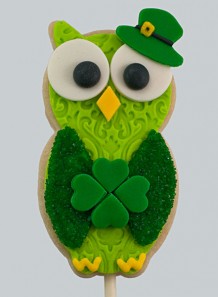 St-Patrick's owl shortbread cookie with big clover